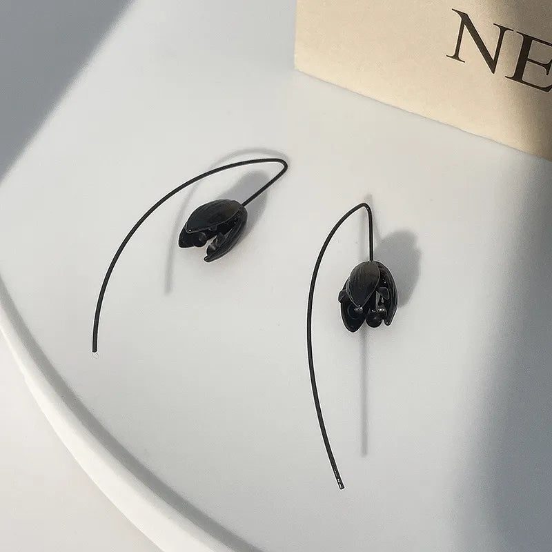 Black Roses Earrings – Where Trendiness Meets Sophistication